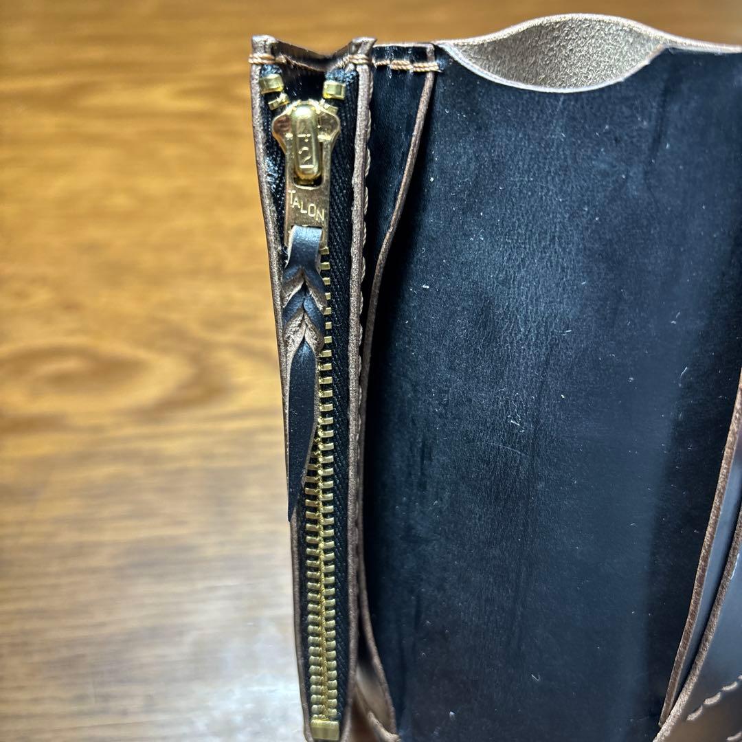 らららー　二つ折りミドルウォレット 糸ベージュ　刻印丸囲い