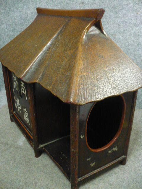 藁葺き屋根の家型器局 [B30955]