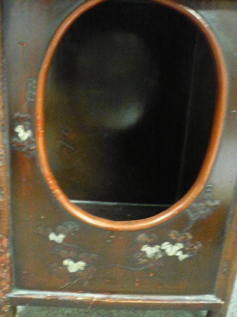 藁葺き屋根の家型器局 [B30955]