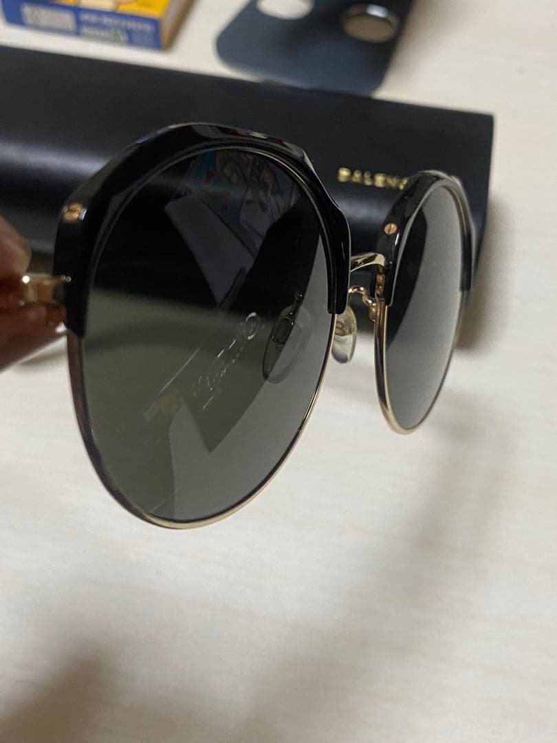 【最終値下げ】美品　BALENCIAGA ロゴ入りサングラス　ブラック