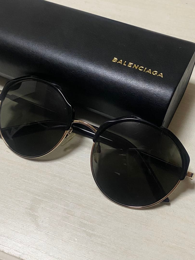 【最終値下げ】美品　BALENCIAGA ロゴ入りサングラス　ブラック