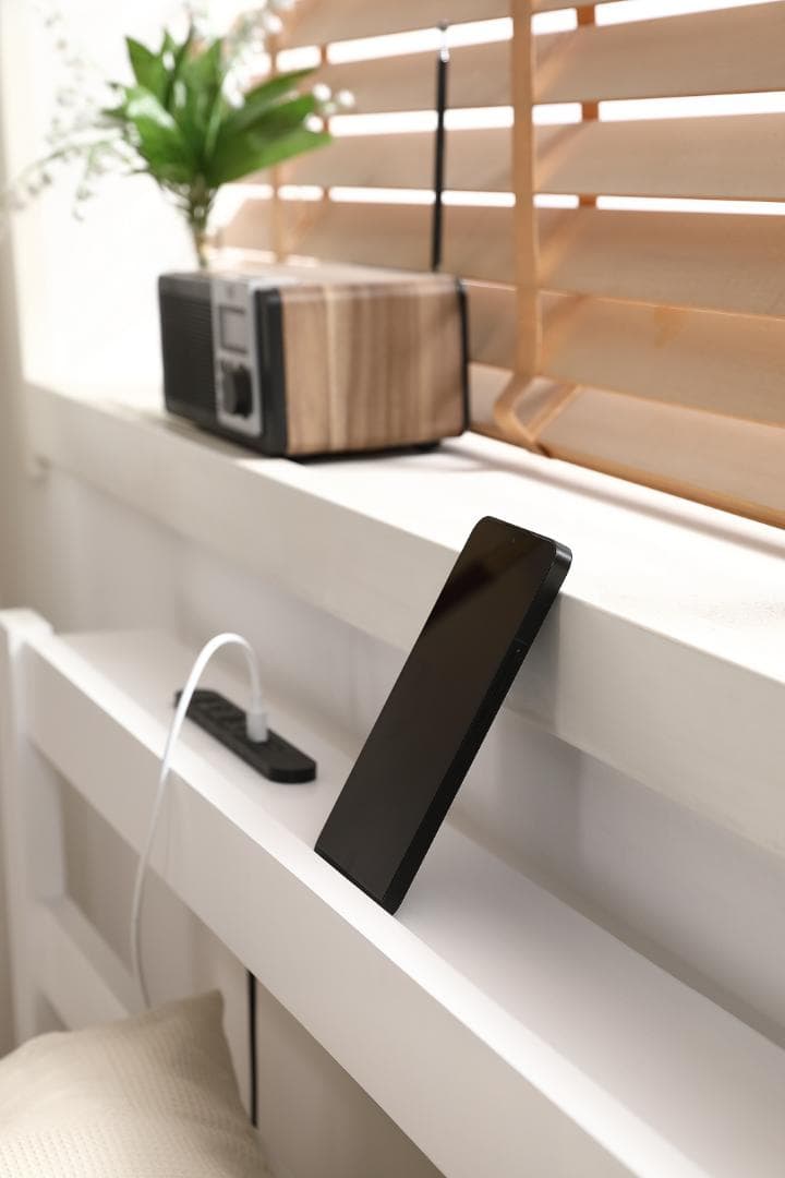 お得セール！10％OFFコンセント付き天然木ベッドフレーム　SD・WHITE