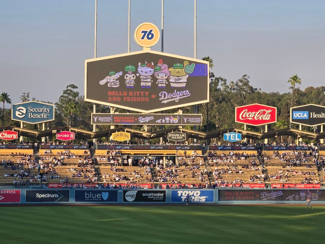 ハローキティ LAドジャース クロスボディバッグ　8/5限定非売品