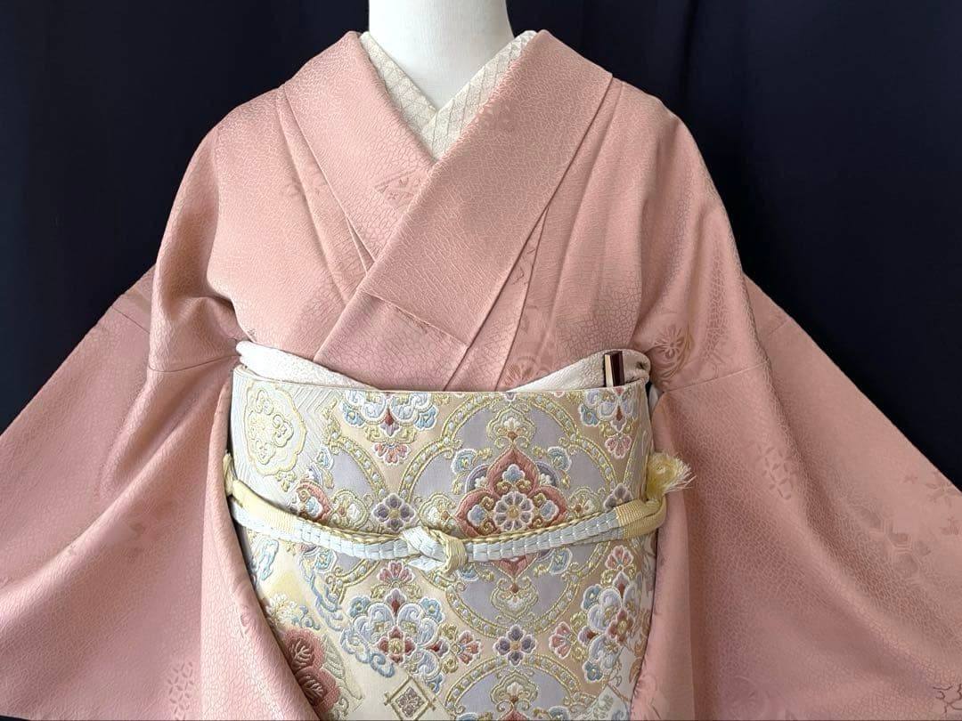 ★専用★【色無地】七宝と吉祥文の地紋意匠　　珊瑚色　名物裂花地紋　しつけ付き