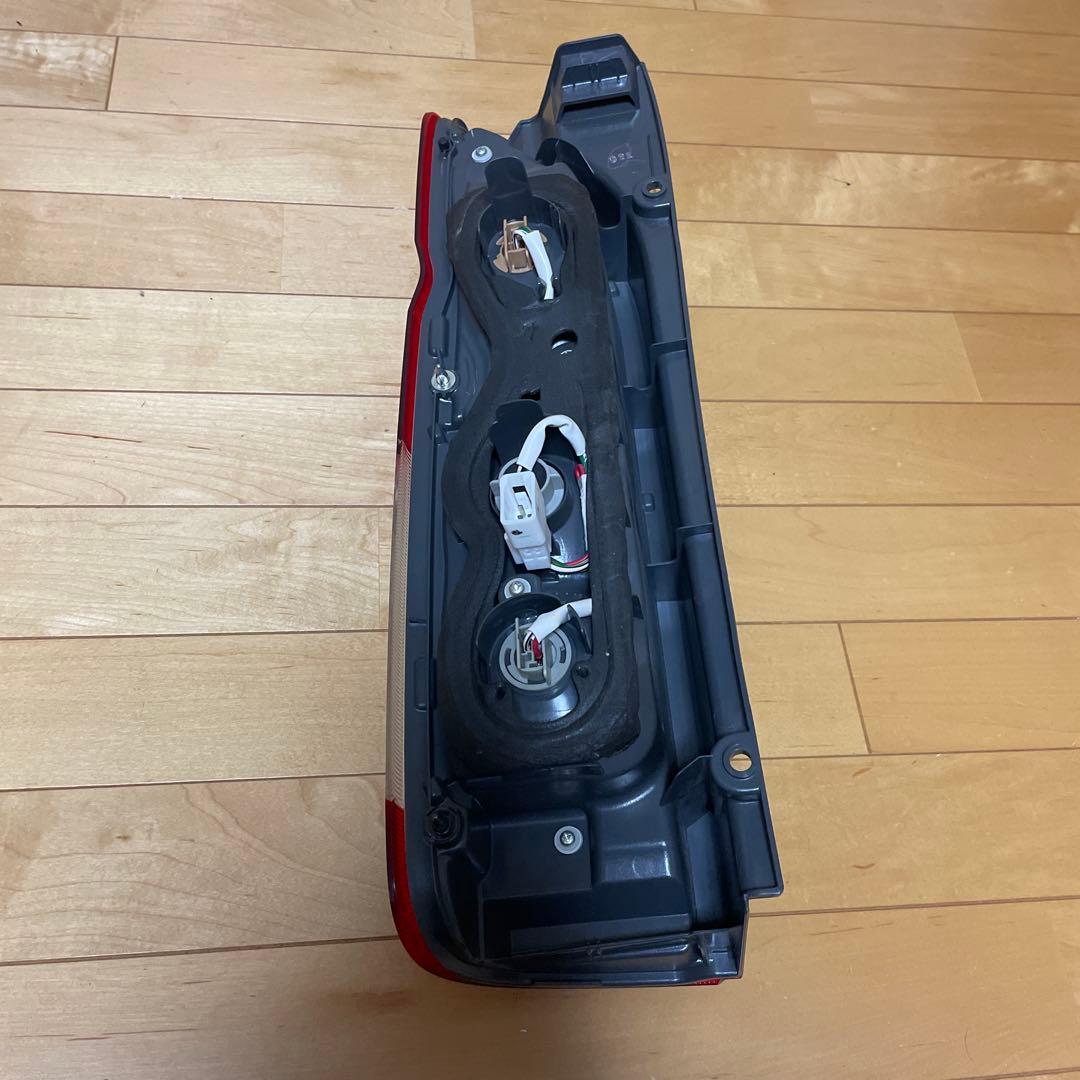 ハイエース　右テールランプ　リヤフォグ付き