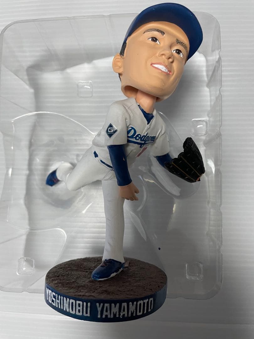 山本由伸ボブルヘッド&レプリカユニフォームセット
