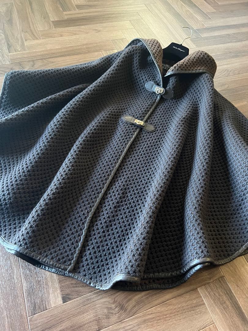 試着のみ　Salvatore Ferragamo ニットコート、フードポンチョ