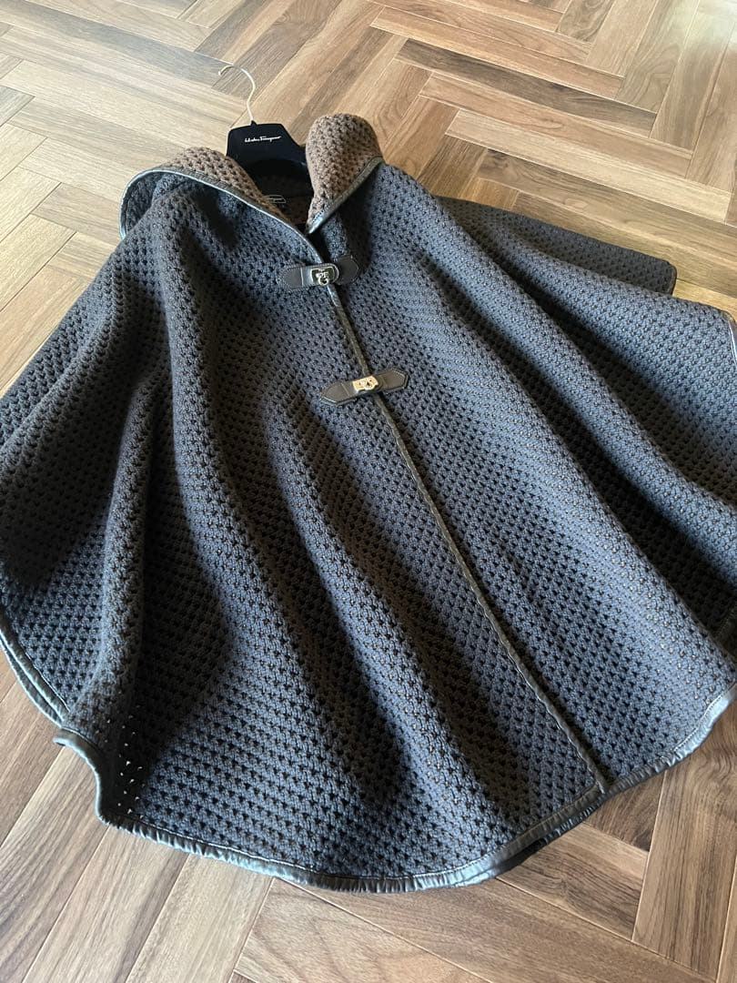 試着のみ　Salvatore Ferragamo ニットコート、フードポンチョ