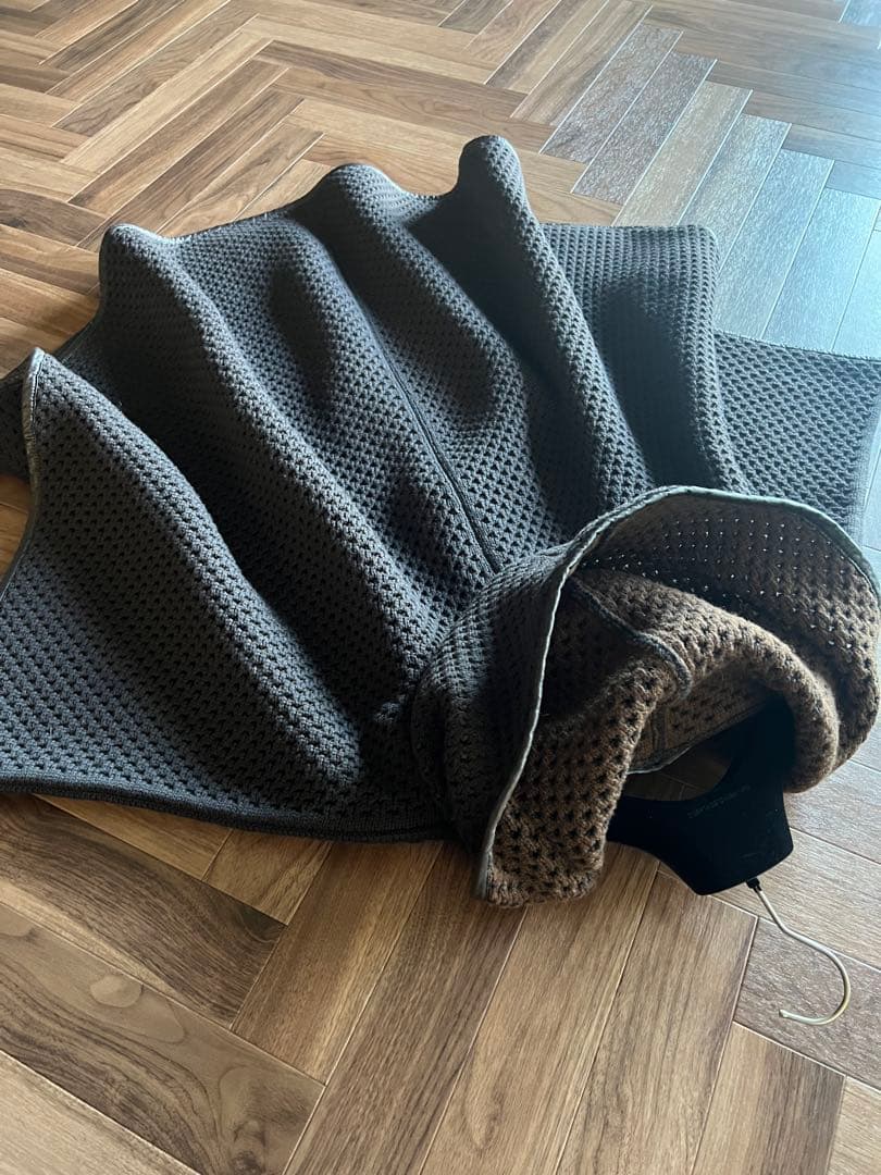 試着のみ　Salvatore Ferragamo ニットコート、フードポンチョ