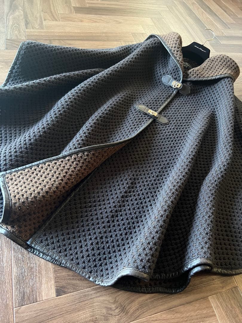 試着のみ　Salvatore Ferragamo ニットコート、フードポンチョ