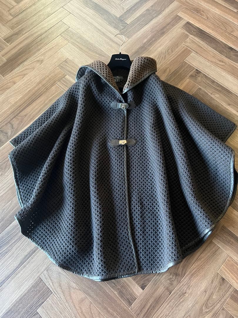 試着のみ　Salvatore Ferragamo ニットコート、フードポンチョ