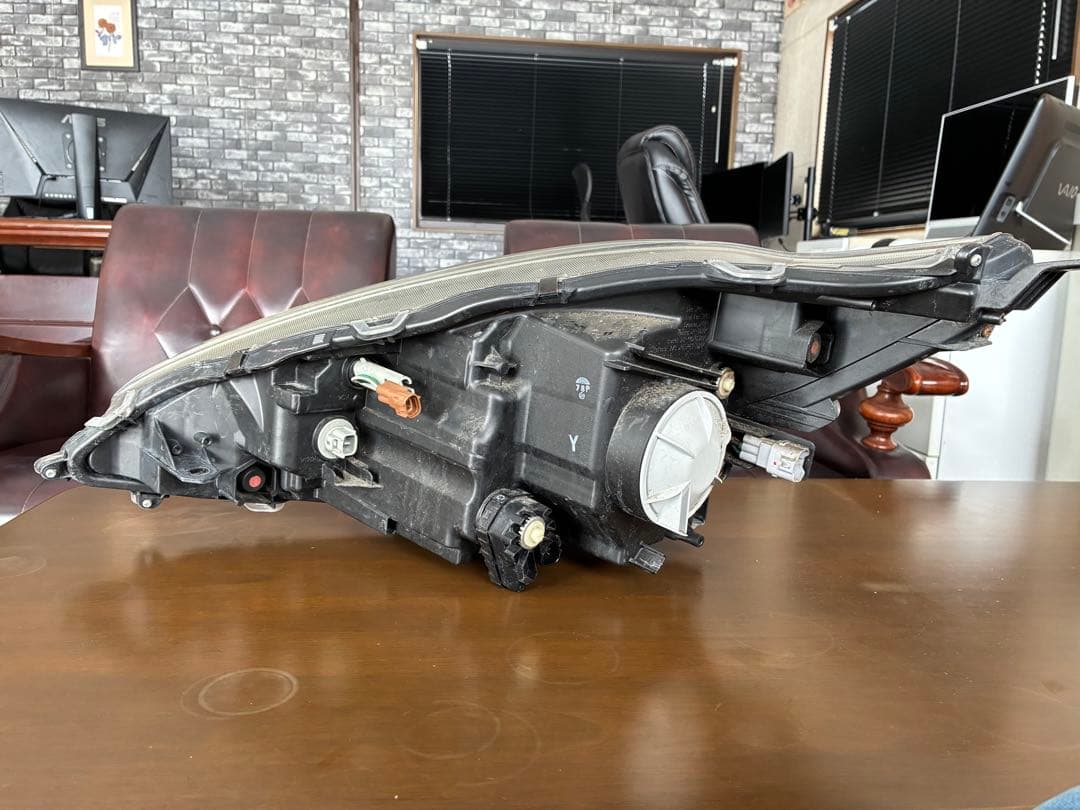 トヨタ　アクア　ヘッドライト　右