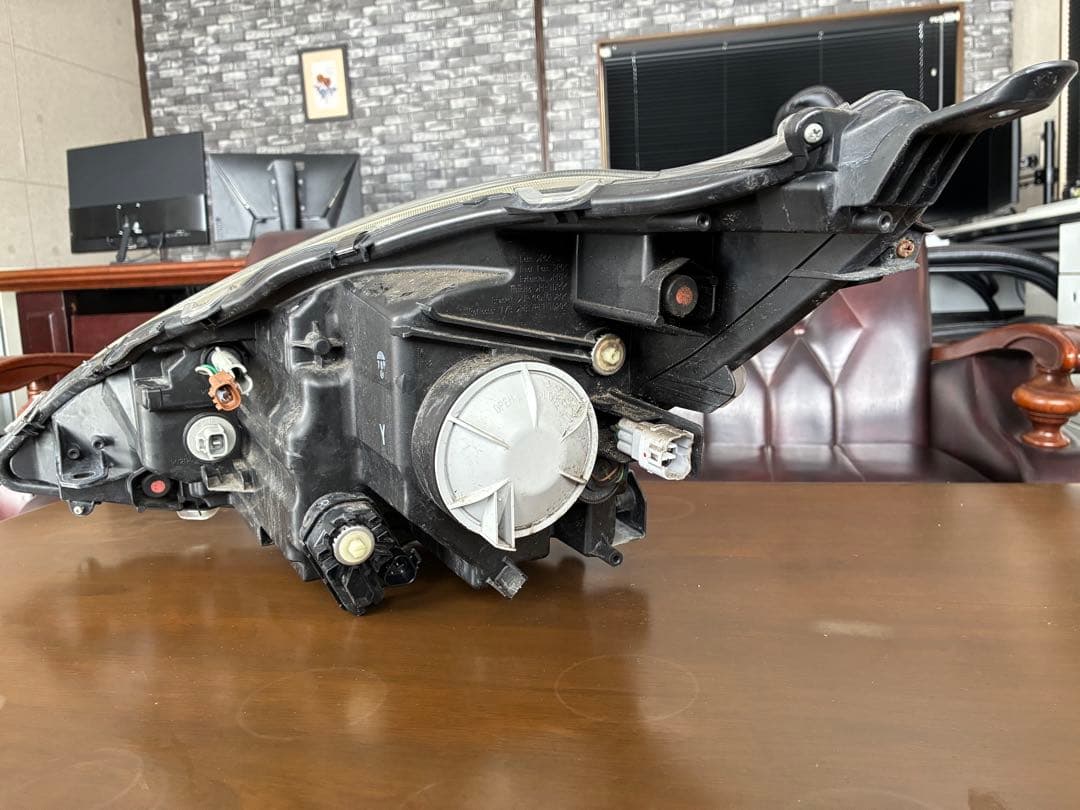 トヨタ　アクア　ヘッドライト　右