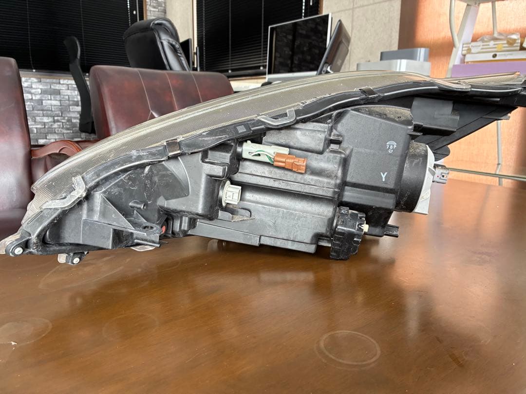 トヨタ　アクア　ヘッドライト　右