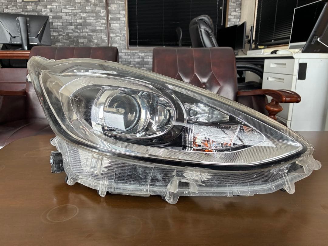 トヨタ　アクア　ヘッドライト　右