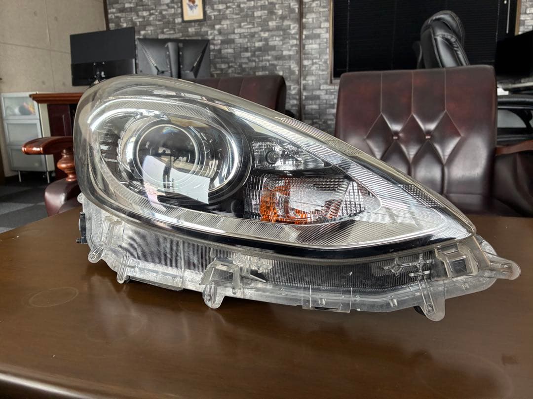 トヨタ　アクア　ヘッドライト　右
