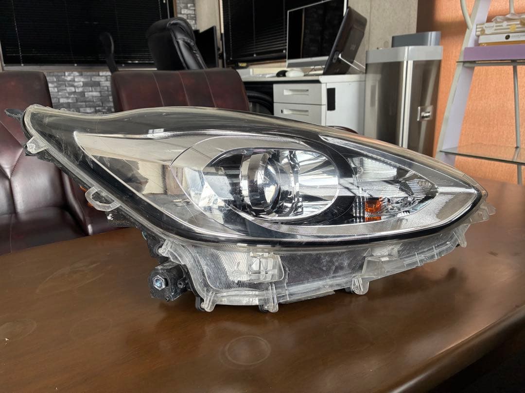 トヨタ　アクア　ヘッドライト　右