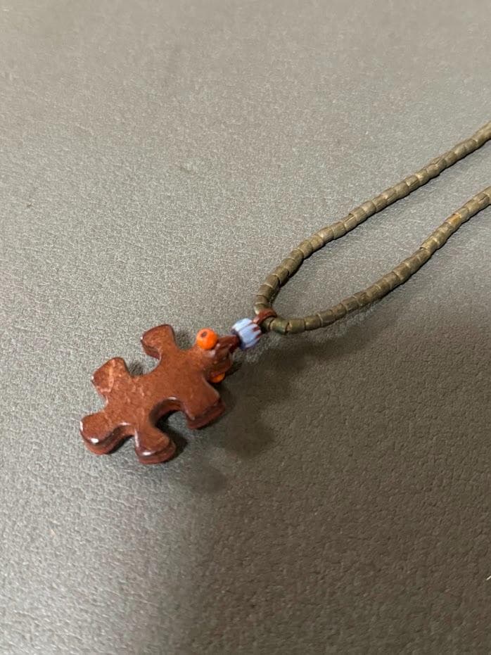 HENRY CUIRオリーブグリーンのビーズ ネックレスパズル