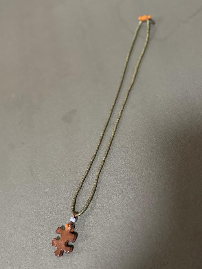 HENRY CUIRオリーブグリーンのビーズ ネックレスパズル