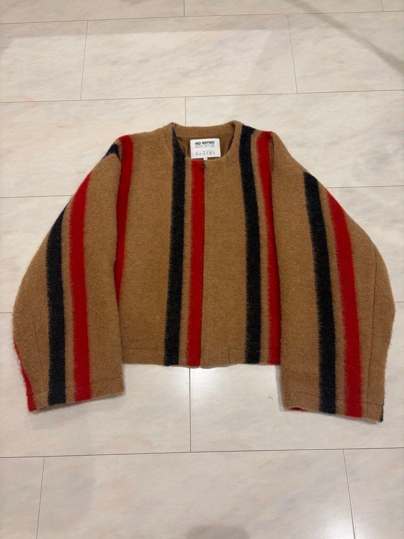 ノーカラージャケット ベージュ 赤 黒 ストライプ