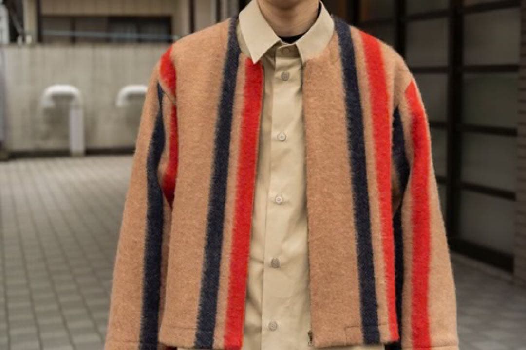 ノーカラージャケット ベージュ 赤 黒 ストライプ