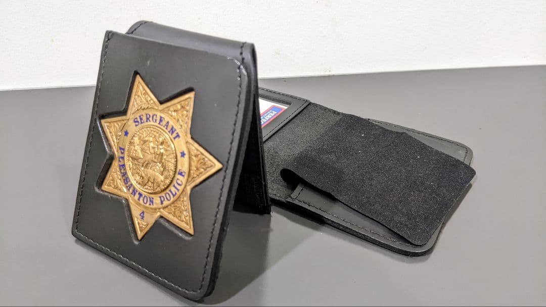 ろ*け様 実物 中古 CA州ポリスバッジ