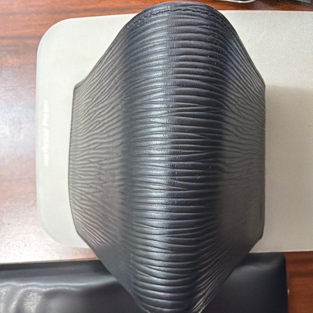 ＜希少極美品＞ルイヴィトン、黒 レザー 二つ折り財布 LVロゴ※箱袋付き