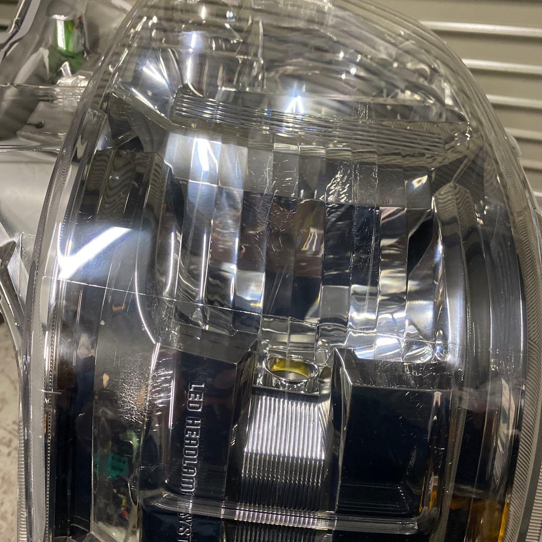 ハイエース200系　純正LEDヘッドライト助手席側