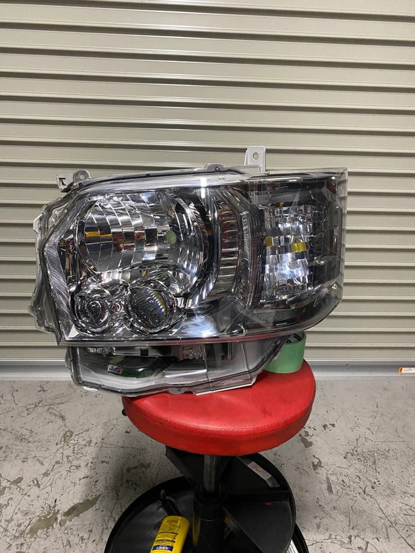 ハイエース200系　純正LEDヘッドライト助手席側