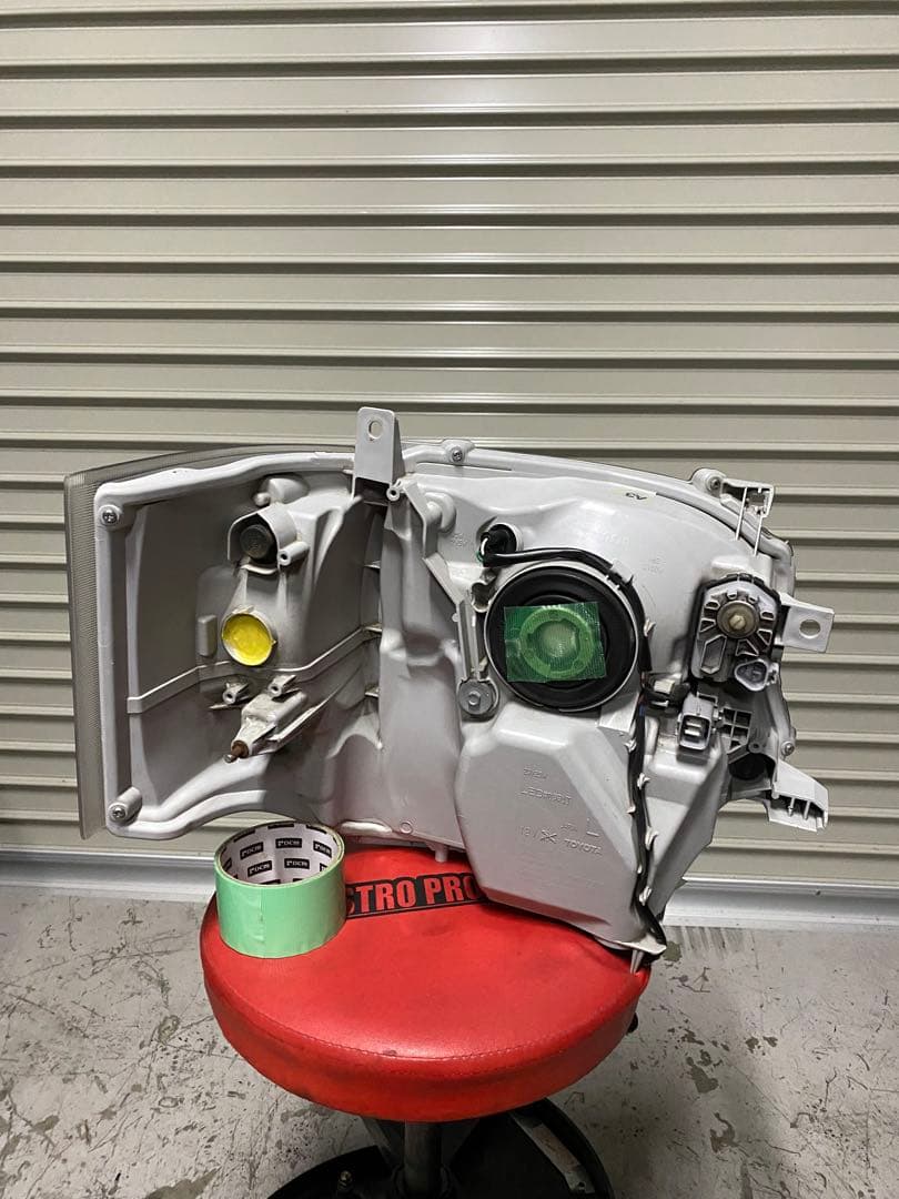 ハイエース200系　純正LEDヘッドライト助手席側
