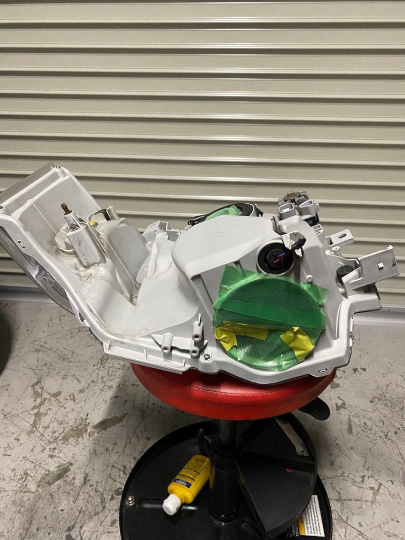 ハイエース200系　純正LEDヘッドライト助手席側