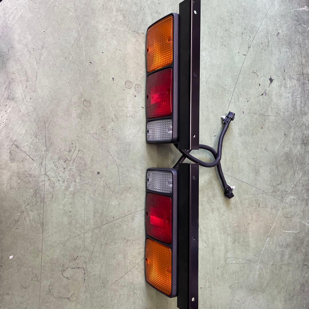 【新車取外し品】三菱ふそう純正テールランプ