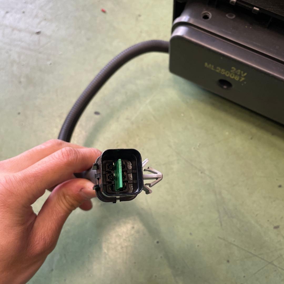 【新車取外し品】三菱ふそう純正テールランプ