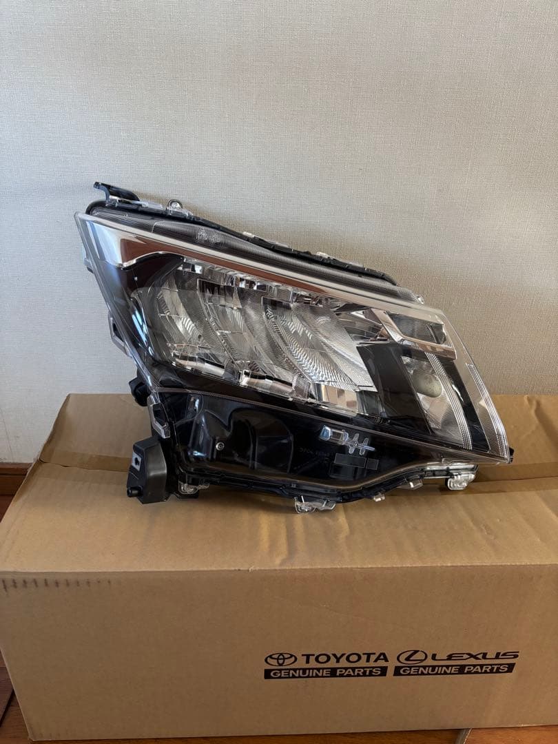 ルーミー　右ヘッドライト