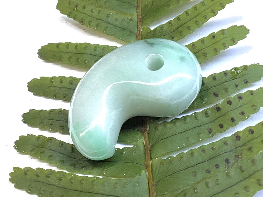 ✳premiumシリーズ*入りコン沢　糸魚川翡翠勾玉　一生物の守護石 鑑別書付‼️