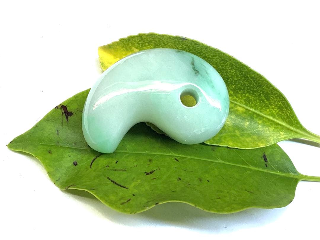 ✳premiumシリーズ*入りコン沢　糸魚川翡翠勾玉　一生物の守護石 鑑別書付‼️