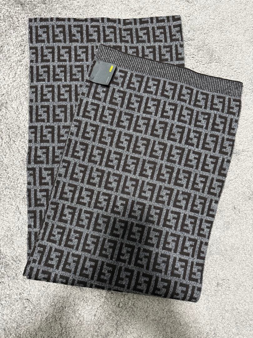 【美品】 FENDI　フェンディ　ズッカ柄　マフラー　ブラック　グレー