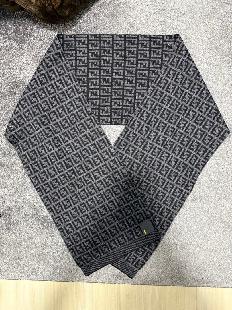 【美品】 FENDI　フェンディ　ズッカ柄　マフラー　ブラック　グレー