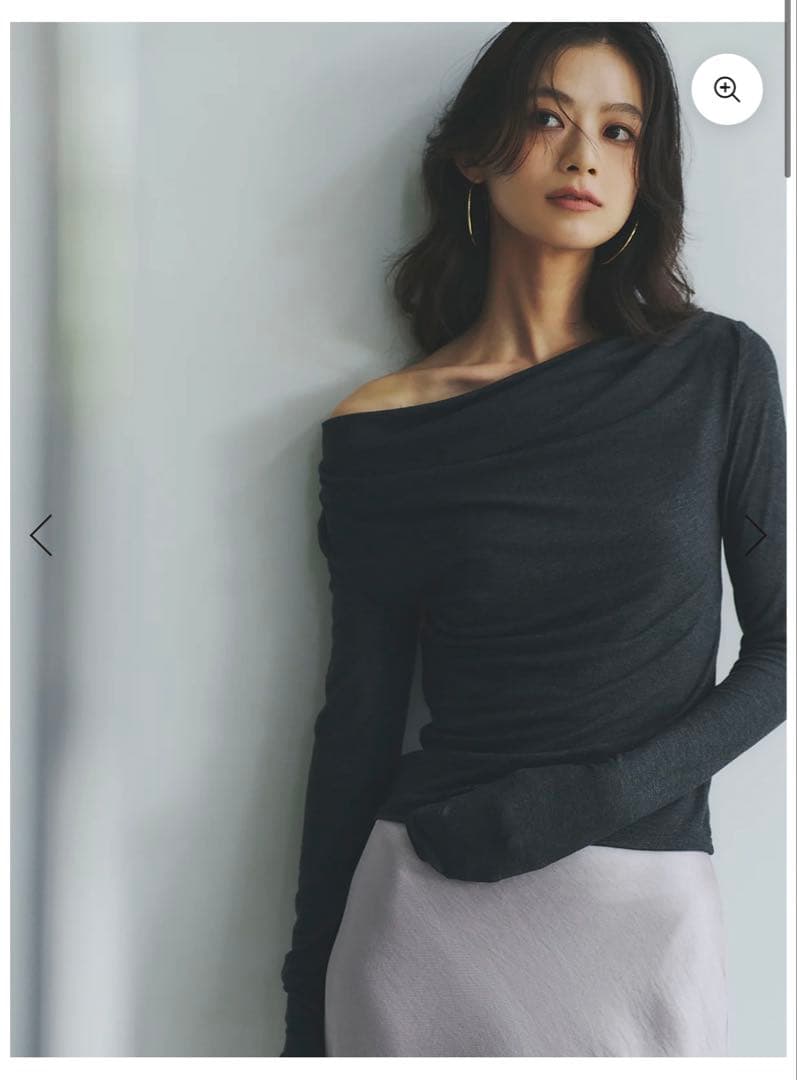 ánuans ギャザードレープカットトップス