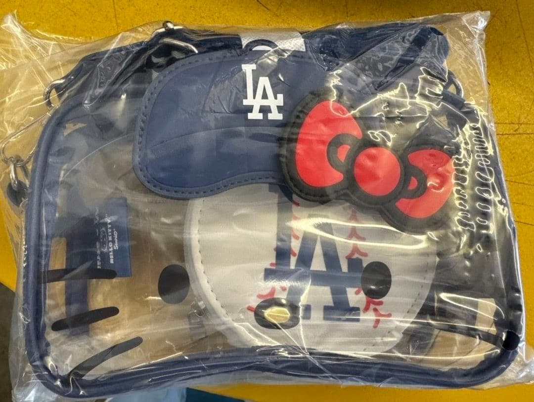ドジャース × Hello Kitty クロスボディバッグ