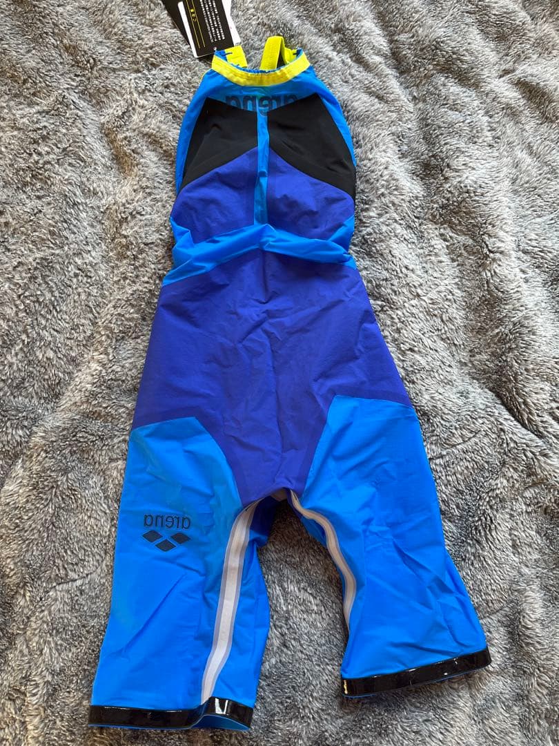 【新品未使用】アリーナ　高速水着　Mサイズ