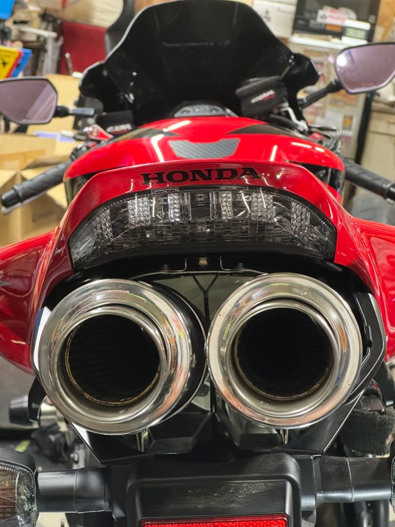 値下げ‼️CBR 1000RR SC57 SHARKスリップオンマフラー