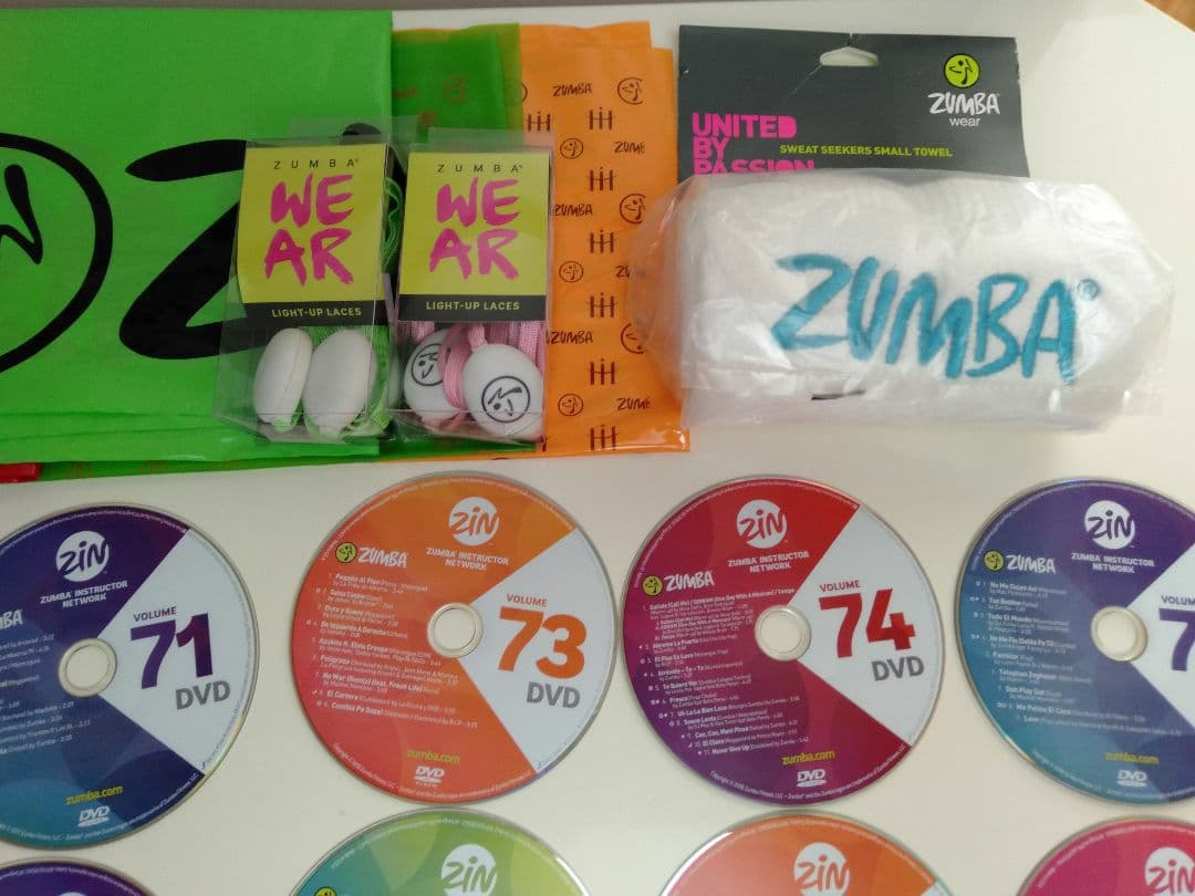 ZUMBA ズンバ DVD49枚 CD48枚 タオル 光る靴紐 ショップバッグ