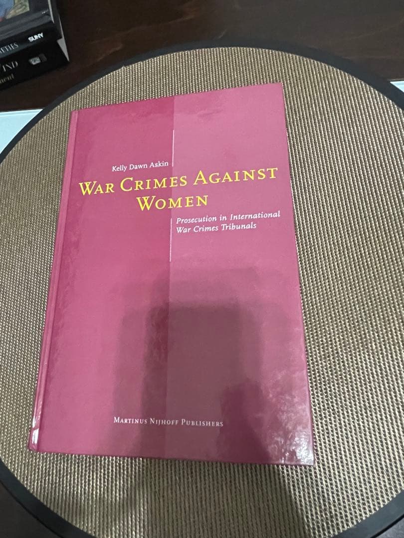 洋書 War Crimes Against Women Kelly Dawn Aski
