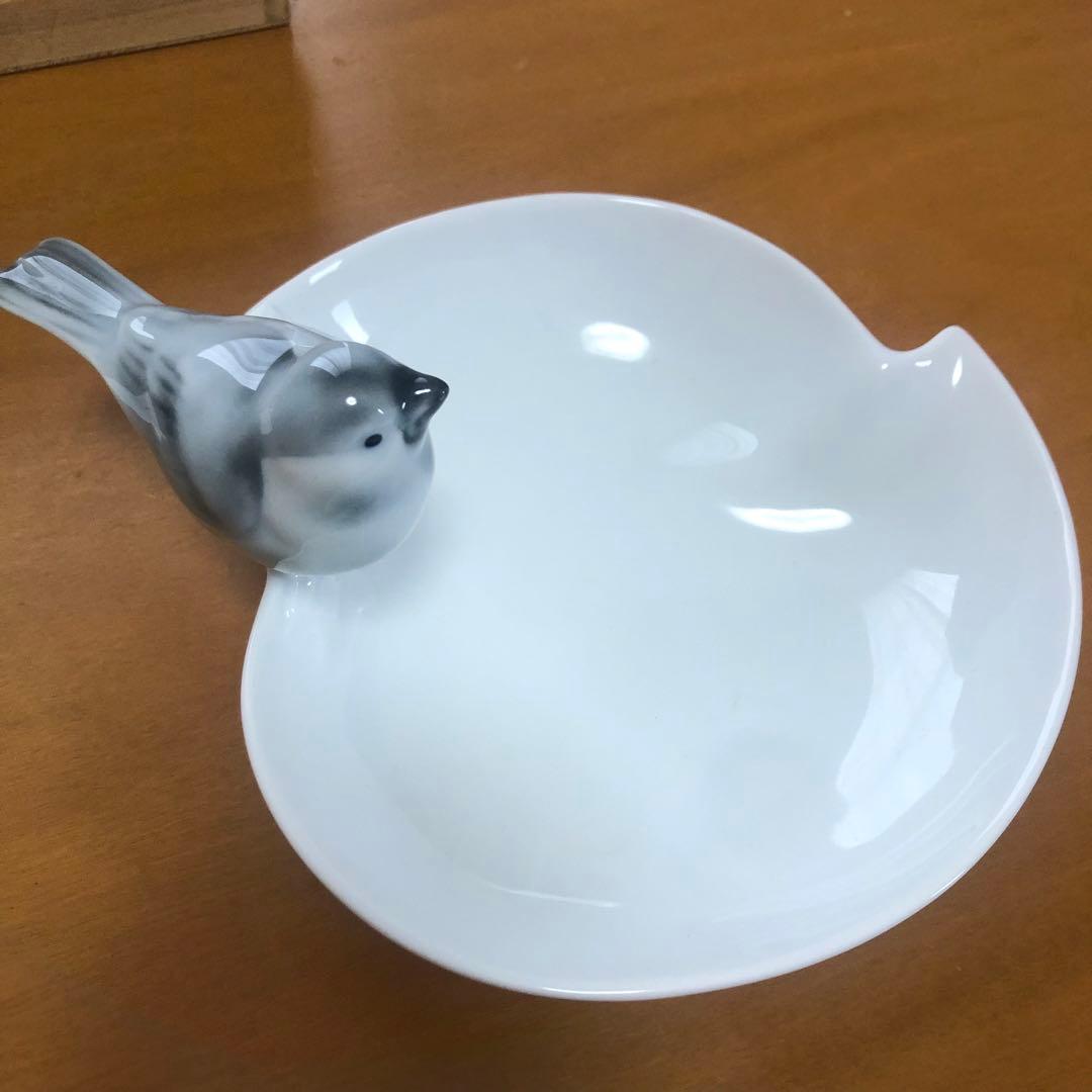 深川製磁　釉彩小鳥　彫刻皿　木箱入り