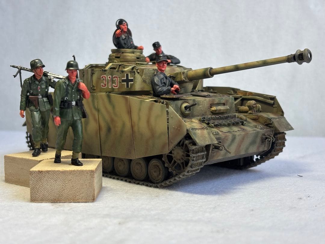 １／３５ドイツ軍４号戦車H型プラモデル完成品