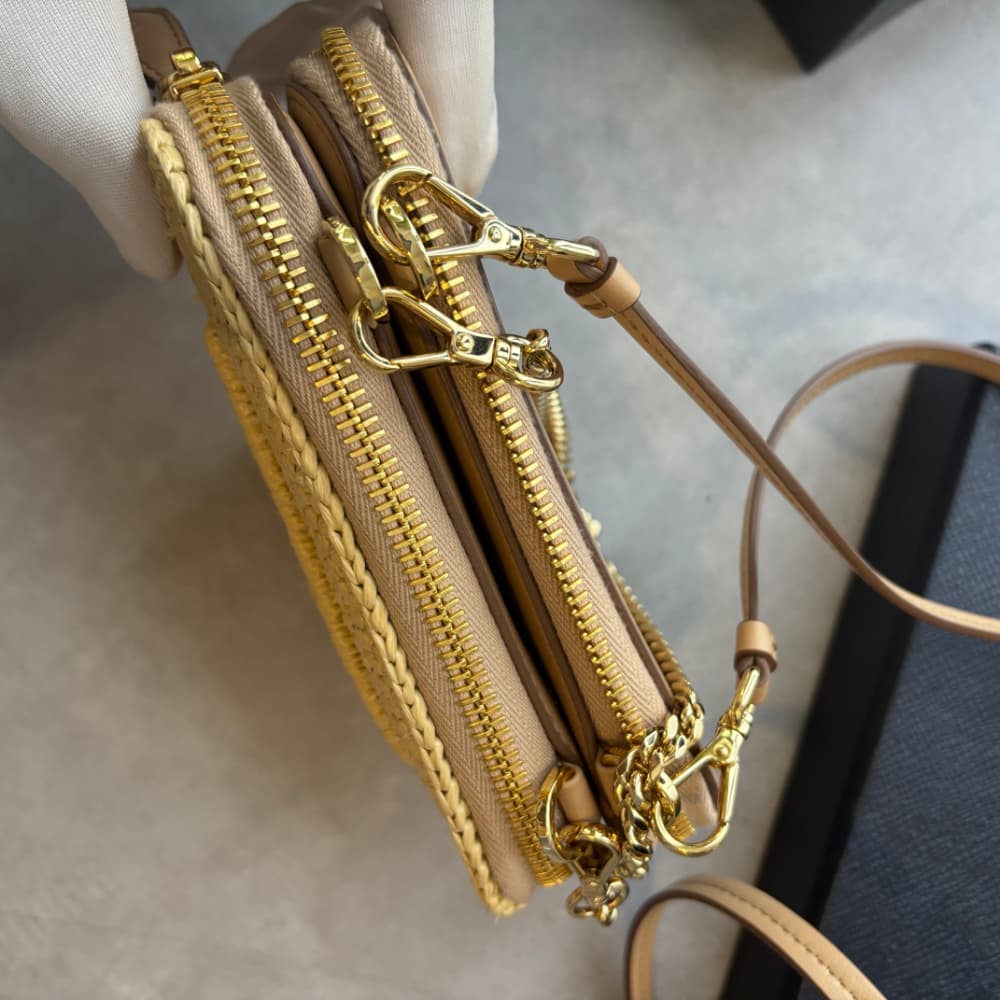 未使用 プラダ　ラフィア レザーミニポーチ ナチュラル ショルダーバック