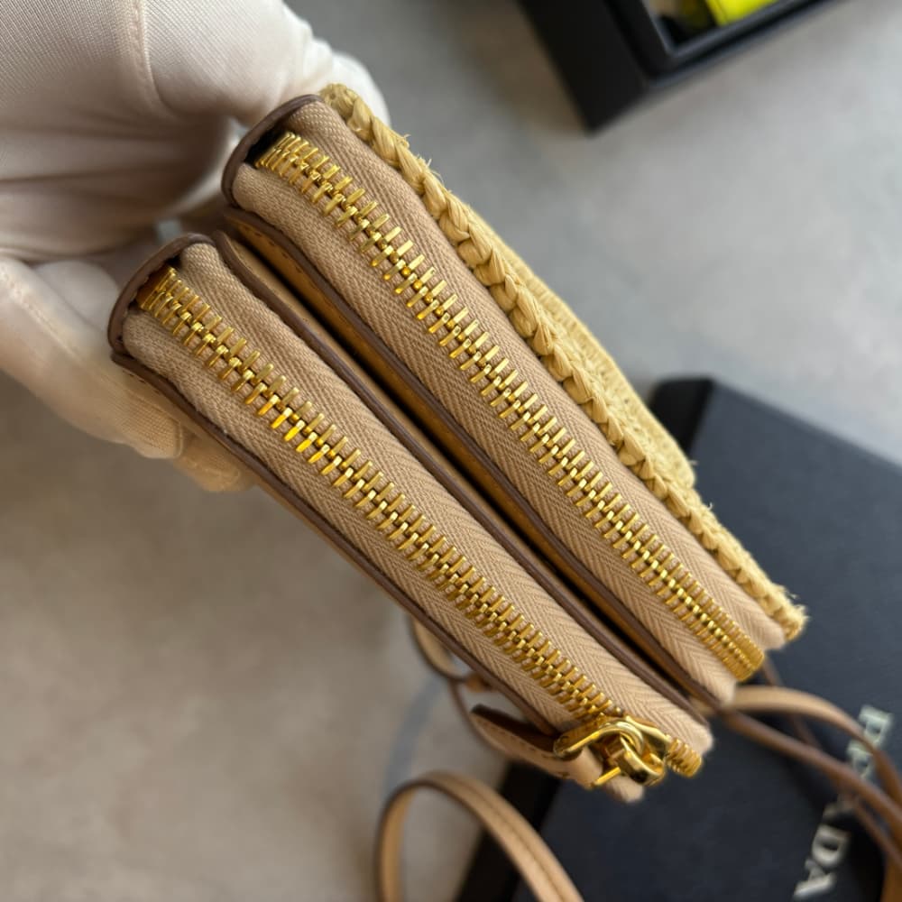 未使用 プラダ　ラフィア レザーミニポーチ ナチュラル ショルダーバック