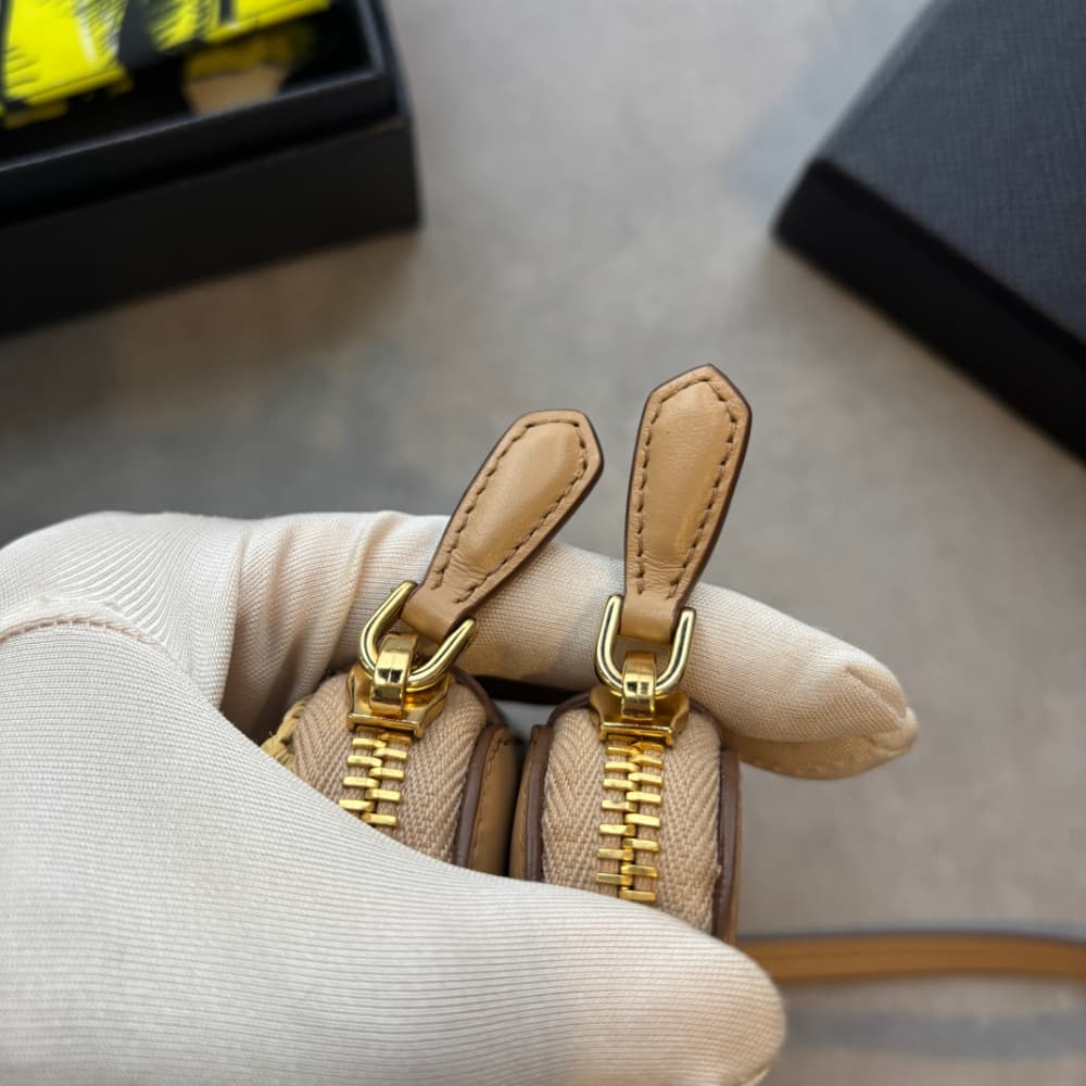 未使用 プラダ　ラフィア レザーミニポーチ ナチュラル ショルダーバック