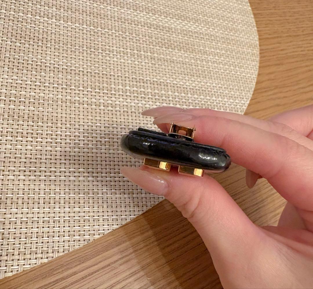 MIUMIU✨ パテントレザー ヘアクリップ ブラック